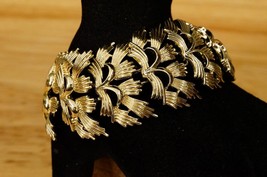 Vintage Costume Jewelry Coro Gold Tone Metal Geometric Link Wide Bracele... - £19.77 GBP