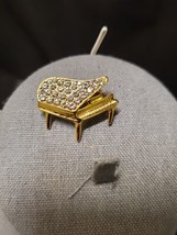 VINTAGE Rhinestone Gold Tone GRAND PIANO PIN Dimensional MUSIC Theme Brooch - £9.63 GBP