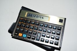 HP 12C Financial Calculator Hewlett Packard MISSING BADGE W Case &amp; Batte... - $312.11 MXN