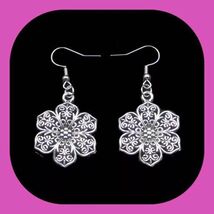 New Lovely  Beautiful Spring Flower  Ornate Dangle Earrings - $6.00