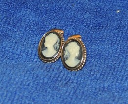 Vintage Lind 14k HGE Cameo Earrings 12x16mm black white gold clip-on back - £28.76 GBP