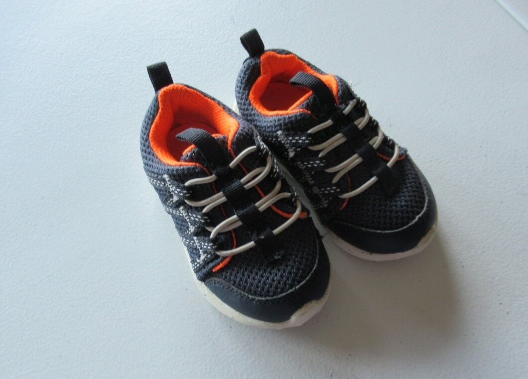 Carter&#39;s toddler boys size 5 sneaker - $7.99