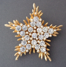 Vintage BSK Signed Brooch Star Snowflake Clear Sparkling Rhinestone Gold Tone - £27.96 GBP