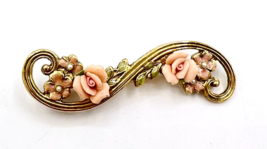 Gold Tone 1928 Floral Swirl Bar Brooch Vintage Lapel Pin Bisque Roses Faux Pearl - £17.13 GBP