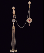 Destined Gold Plated Retro Brooch Pin with Tassels - €51,85 EUR
