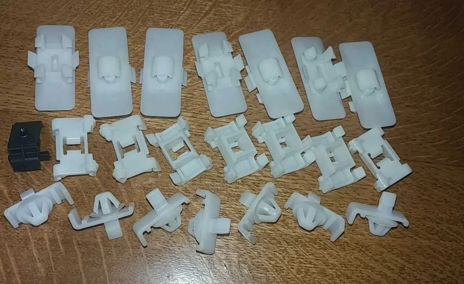 Mercedes W124 coupe Door moulding clips (22pcs) - $165.78 CAD
