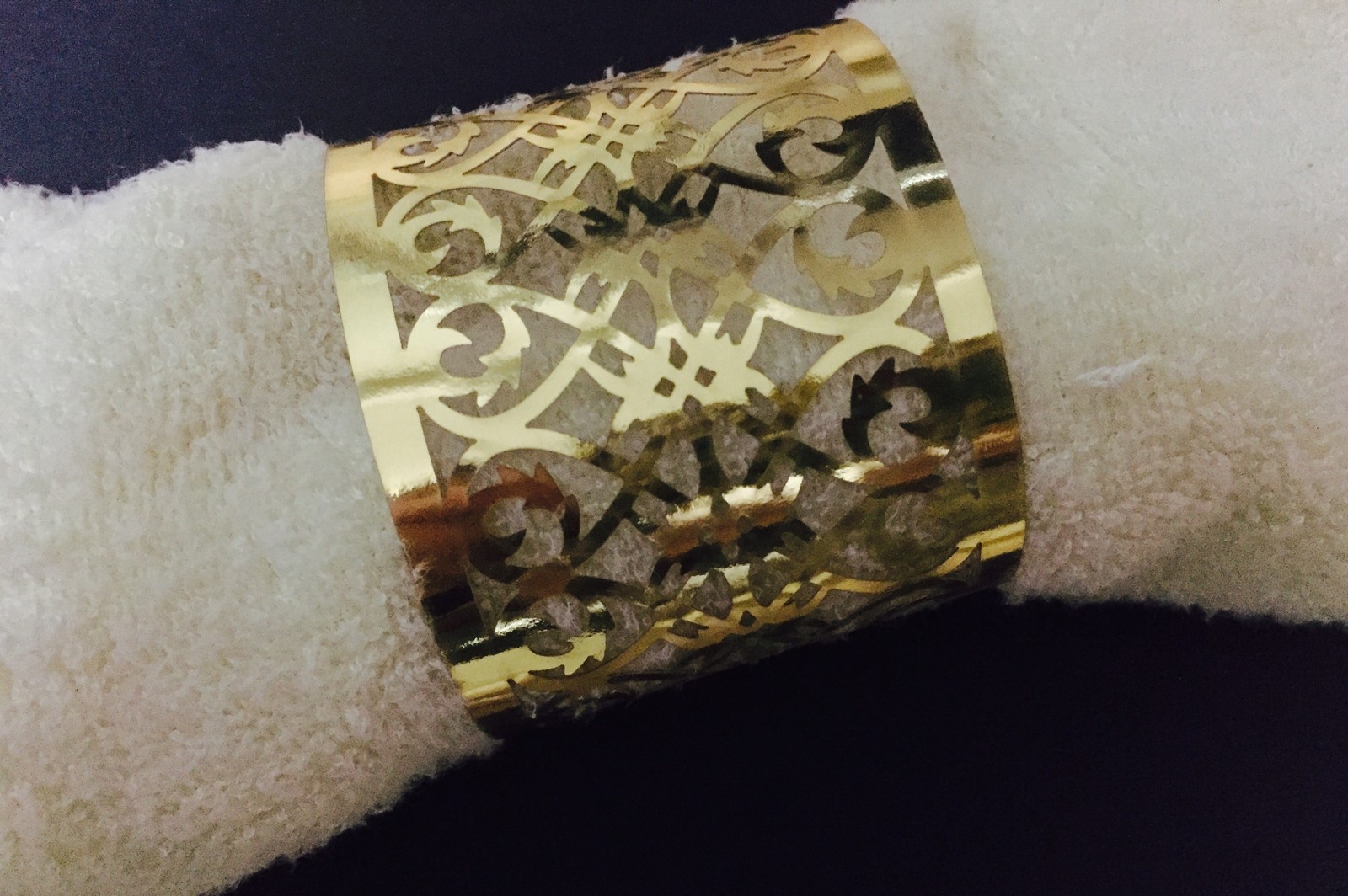Primary image for 100pcs Laser Cut Fence Towel Wrappers Metallic Paper Gold Napkin Rings 