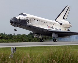 Space Shuttle Discovery lands at Kennedy Space Center after STS-121 Photo Print - £6.93 GBP