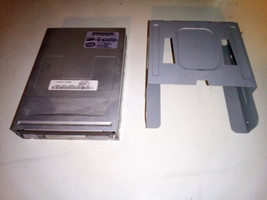 Samsung SFD-321J 1.44MB 3.5&quot; Floppy Drive and Bezel for Dell Dimension 2400 - $4.99