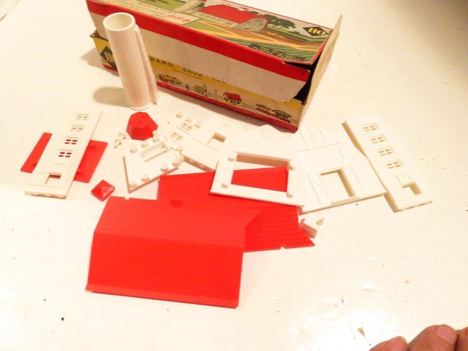 HO TRAINS- VINTAGE 2602 PLASTICVILLE BARN KIT- BOXED- EXC. - M34 - $8.50