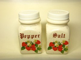 Country Style Strawberry Pattern Salt &amp; Pepper Shakers Vintage Unused - £15.88 GBP