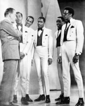 Ed Sullivan stands with unidentified music group on his TV show 8x10 inch photo - £7.79 GBP