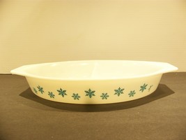 Pyrex Snowflake Teal on White 1 1/2 qt Divided Casserole - £13.76 GBP