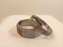 Set of 2 Vintage Bangle Bracelets Mother of Pearl Inlay &amp; Silver tone - £21.67 GBP