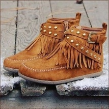  Mountain Moccasins Tassel Fringe Rivet Strap Hand Sewn Clay Color Ankle Boots 