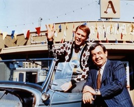 Happy Days Tom Bosley Ron Howard with car outside Arnold&#39;s 8x10 inch photo - £7.79 GBP