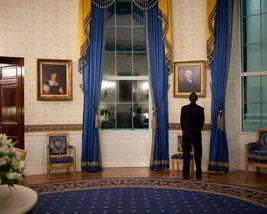 President Barack Obama looks at James Madison portrait in Blue Room Phot... - £7.03 GBP+