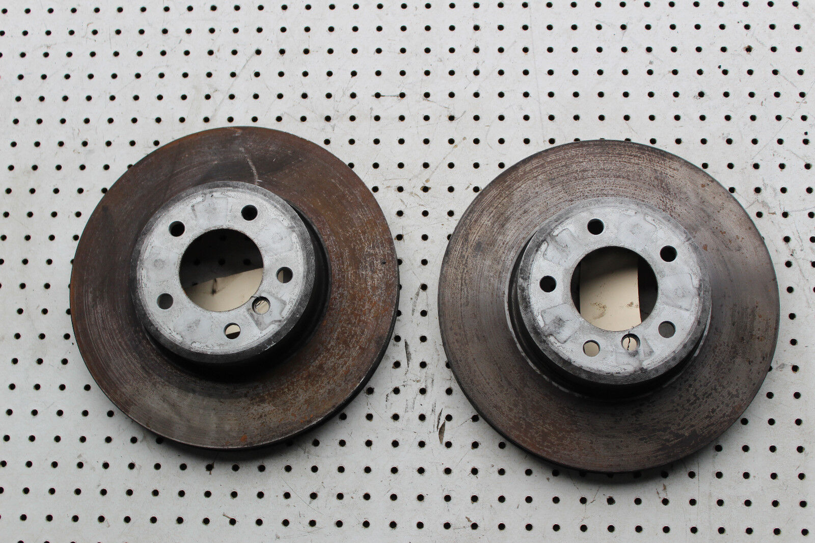 04-06 BMW E60 525i 528i 530i FRONT LEFT &amp; RIGHT DISC BRAKE ROTORS R734 R735 - $85.99