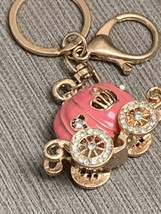 Pumpkin carriage keychain pink - $323.11 MXN