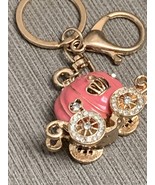 Pumpkin carriage keychain pink - $323.11 MXN