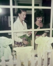 Elizabeth Taylor 8X10 Photo 1940&#39;S Color Shopping - £7.66 GBP