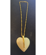Vintage Crown Trifari Cream Lucite Heart Pendant &amp; Necklace – Gold Tone - $1,383.49 MXN