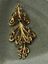 Vintage Sarah Canada Marked Long Reticulated Goldtone Curlicue Dangle Pin Brooch - £10.25 GBP