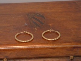 Pre-Owned Women’s Gold Color Twisted Small Hoop Earrings - €5,10 EUR