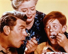 Andy Griffith Show 8x10 inch photo Aunt Bea watches Andy &amp; Opie eat pie - £7.76 GBP