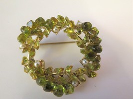 Vintage Wreath Brooch Green Polished Glass Stones Gold Tone Metal Faux P... - $9.99