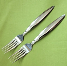 Farberware Stainless 2 Dinner Forks Diner Pattern Glossy Pointed Tip Lin... - £8.59 GBP