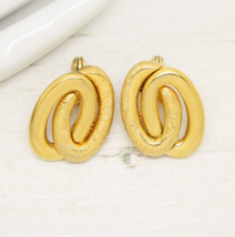 Vintage 1980s Signed Monet Abstract Flourish Gold Clip On EARRINGS Jewel... - $30.75