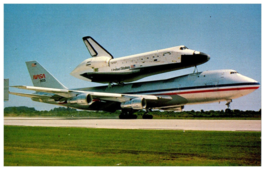 Space Shuttle Orbiter Columbia piggybacking 747Shuttle Carrier Airplane Postcard - £8.71 GBP