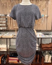 GILLI Navy Blue Ruched Short Sleeve Print Dress Size Medium NEW - $26.49 CAD
