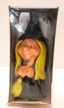 VTG 6&quot; Halloween Witch Candle Unused Suni Candle Co Black Hat Broom Syracuse NY - £13.36 GBP