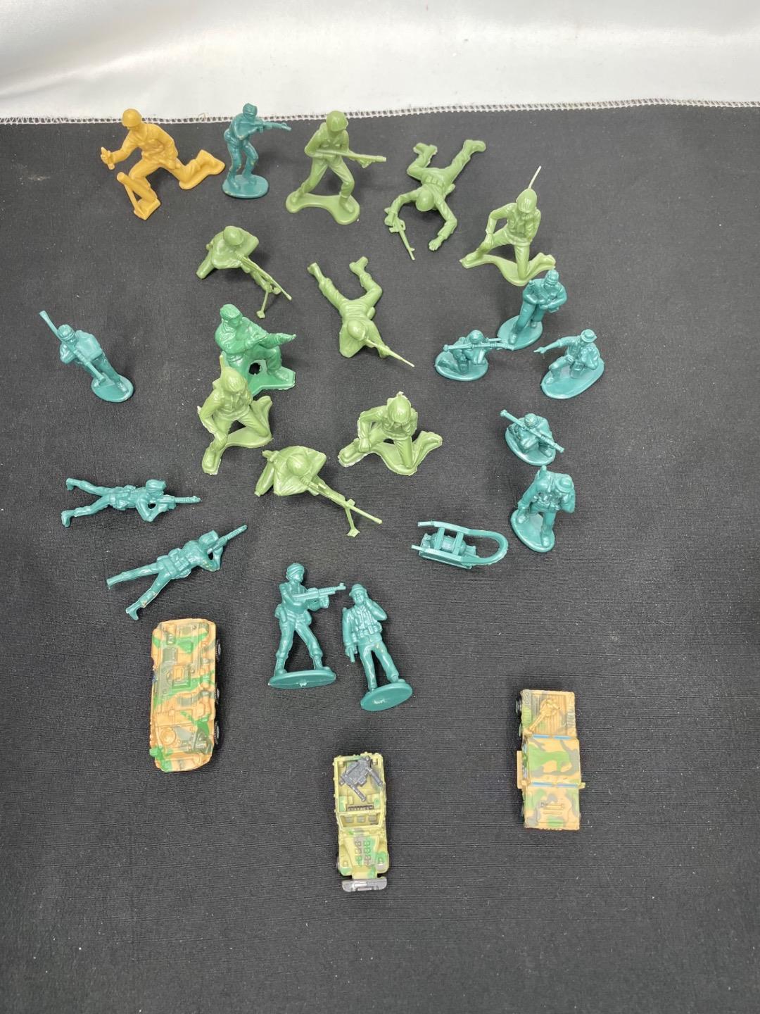 Vintage Lot of 25 Marx Army Toy Soldier and Tanks Set - £9.59 GBP