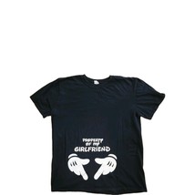 Sm Men Bl Tshirt &quot; Property Of My Girlfriend&quot; Graphic Tshirt - $149.11 MXN