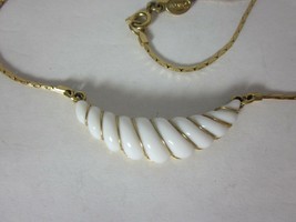 Avon Necklace White Gold Tone Chain Swirl Striped Textured Prep Vintage ... - £10.24 GBP