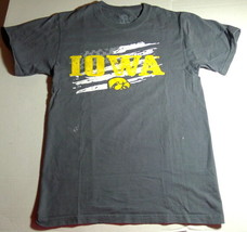 IOWA HAWKEYES Football Youth Distressed Gray T-Shirt Size SMALL Pre-Owned - £6.97 GBP