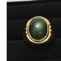 Vtg Men&#39;s Statement Gold Tone Ring Oval Green Glass Setting Size 10 Unbranded - £11.70 GBP