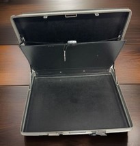 Vtg 70s Samsonite Slim Hard Shell Briefcase Black 17&quot; Business Man Prop With Key - £41.70 GBP