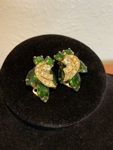 Vintage Weiss Gold Tone Green Rhinestones Leaf Clip On Earrings Fashion Jewelry - £14.93 GBP