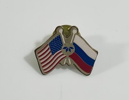 USA American Russia Friendship Flag Enamel Lapel Pin  Vintage - $187.46 MXN