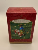 Hallmark Keepsake Peek-a-Boo Present Christmas Tree Ornament 2001 - £6.39 GBP