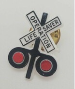 Operation Life Saver Railroad Crossing Plastic Lapel Hat Pin Train Sign - €14,44 EUR