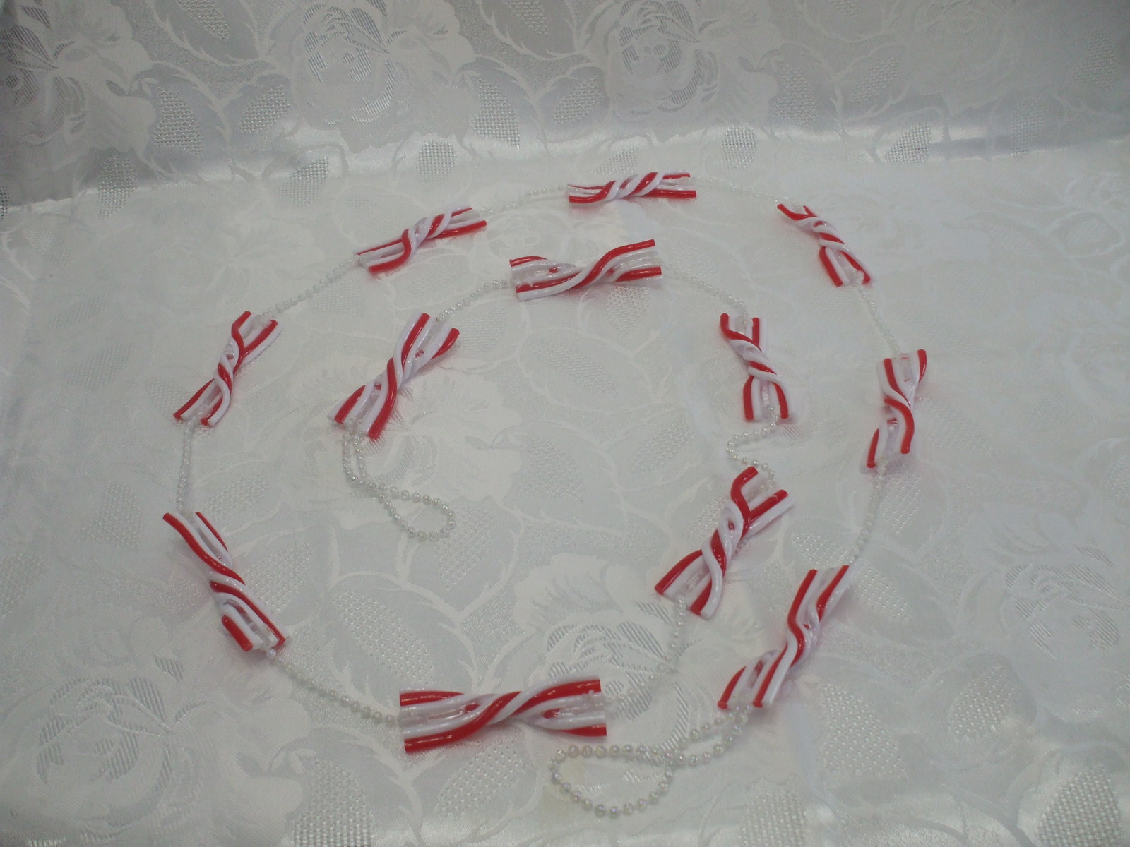 Primary image for Red And White Plastic Christmas Bows Hanging Garland Home Decoration