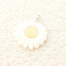 NEW Natural MOP Lucky Sunflower Shape Pendant Necklace Charm Jewelry Gift 1pcs - £3.05 GBP