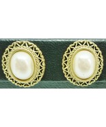 BEAUTIFUL VINTAGE INTRICATE GOLD FILLED OVAL FAUX PEARL STUD EARRINGS - £6.05 GBP