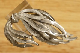 Vintage Costume Jewelry Silver Tone Metal JJ Wavy Leaf Garland Brooch Pin - £19.35 GBP