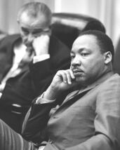 MARTIN LUTHER KING JR. AND LYNDON B JOHNSON 8X10 PUBLICITY PHOTO - €7,47 EUR